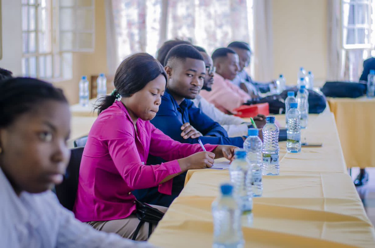 Asrjrdcongo's tweet photo. Appuyée par la #Coordination provinciale du PNSA #Sud_Kivu @pnsa_SK @Asrjrdcongo a outillé les jeunes leaders de #Bukavu de notions essentielles sur la santé sexuelle et reproductive afin de les constituer dans la communauté comme des points d’information sur la #SSR. https://t.co/rbhNi67vDw