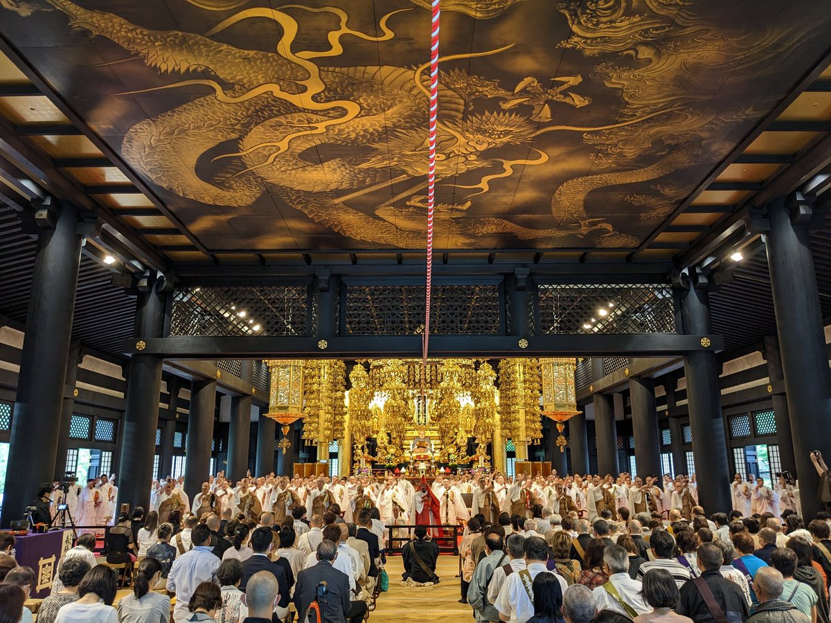 senyoji's tweet photo. 昨日身延山久遠寺にて身延山開創750年を慶賛し、平和祈願の御祈祷に出仕させていただきました。
貴重な経験をさせていただきました。
#身延山 #久遠寺 https://t.co/1KAnkTJVIs