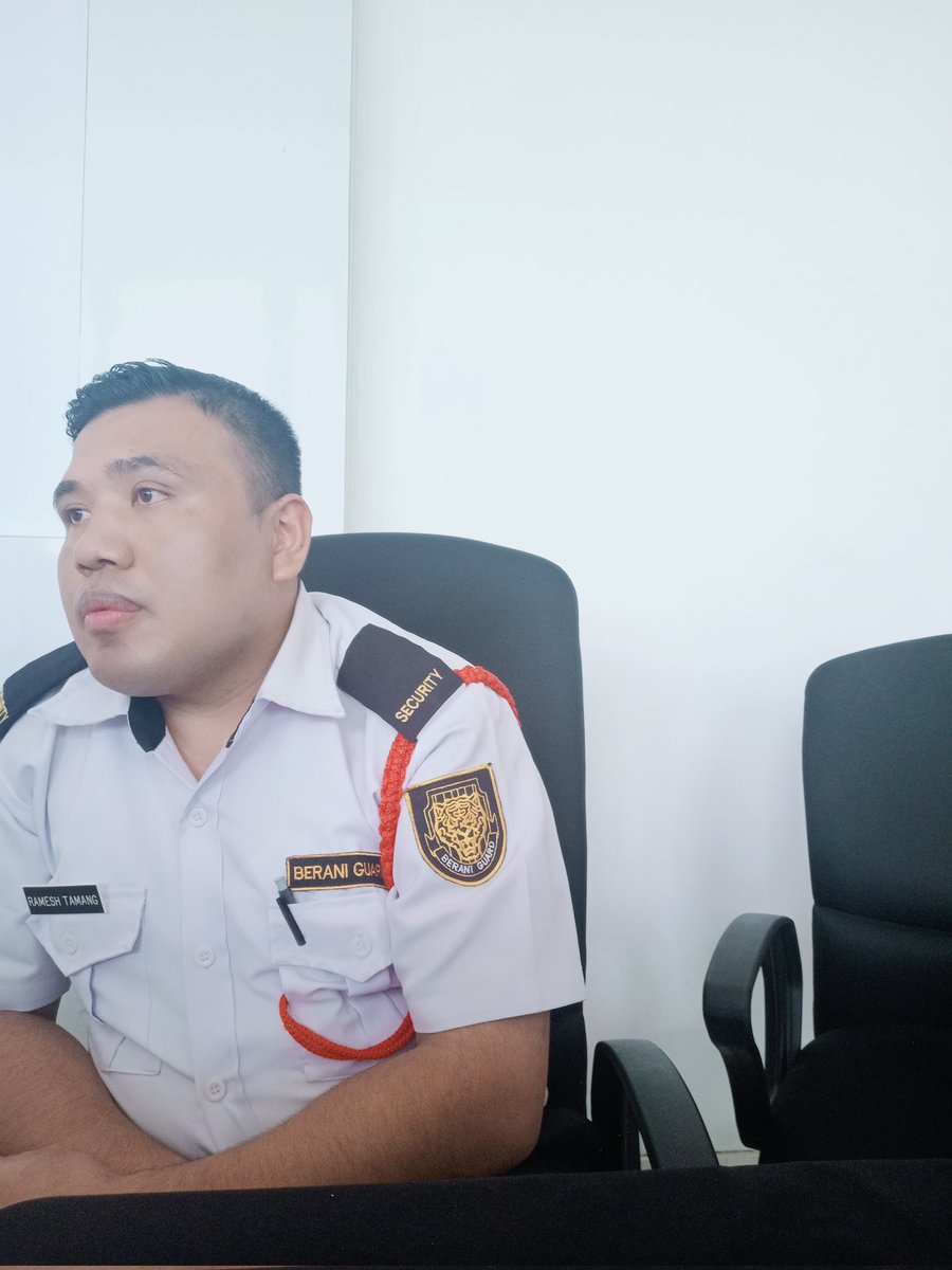 👉हतार भयो क्या हो तिमिलाई भेट्नै आईनाै!
खुल्दुली भयो हेर्न मलाई समयमा नैआईनाै!!

असल मान्छे भेटिदैनन् सजिलैसँग हो रहेछ!
पर्खि बस्याथे भन्ज्याङमा केहि भन्नै आईनाै!!🤩

सोचेअन्त कहि गईन होला मन बुझाए मैले!
रहर थियो अनुहार हेर्न तर देखाउनैआईनाै!!