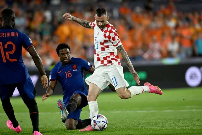 Сборная Нидерландов проиграла команде Хорватии со счетом 2:4 в дополнительное время полуфинального матча Лиги наций.

Тайрелл Маласия вышел на замену на 105-й минуте, а Ваут Вегхорст на 64-й минуте.