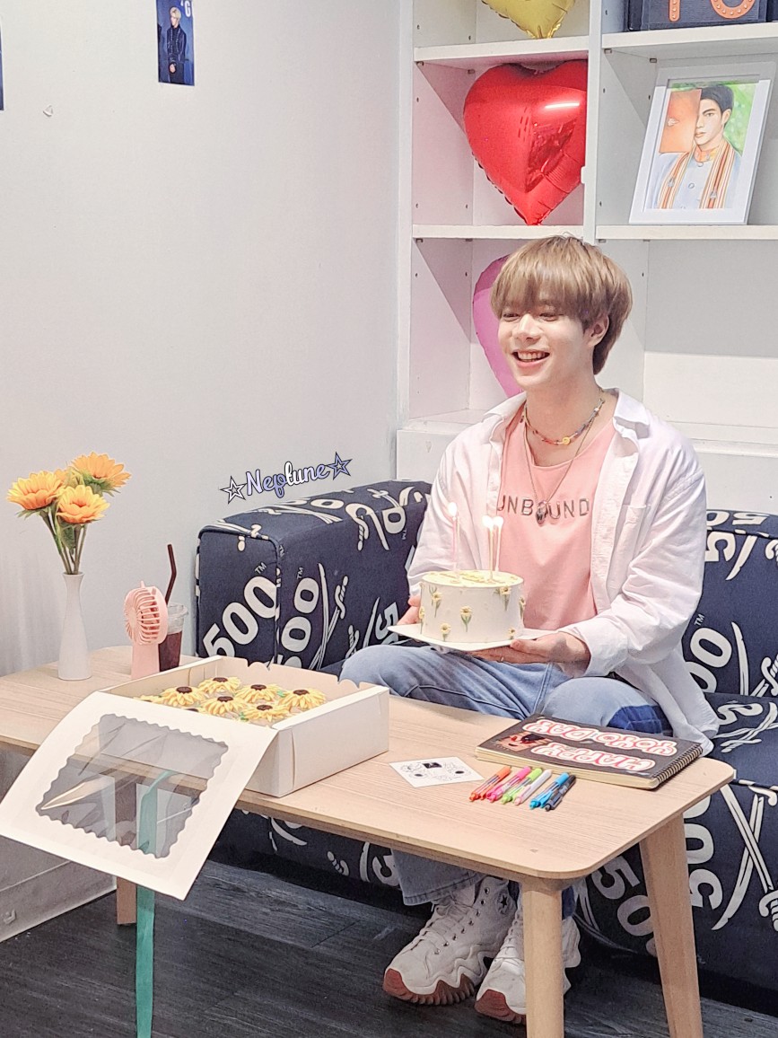 LW_NEPTUNE's tweet photo. Wishing you are all the best 🌻💛
#YOYOthanawin #HAPPYYOYODAY #HAPPYYOYO24thBirthday https://t.co/5L81duK2hm