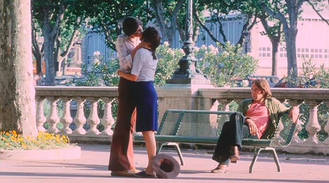 PaulineBaduel's tweet photo. mes petites amoureuses d'#Eustache, c'est une enfance (presque) nue. dans la scène ci-dessous, Jean regarde ce couple se rouler des pelles. En face, son alter-ego, Daniel, assis sur un banc. Il a 13 ans, il fume. Il fait l'homme, Eustache fait l'enfant. c'est lent et c'est beau https://t.co/ZEi637YiJF