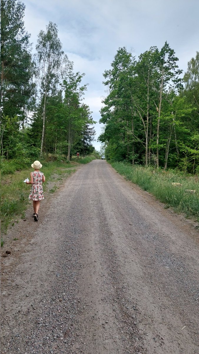 På väg mot sin första skolavslutning.