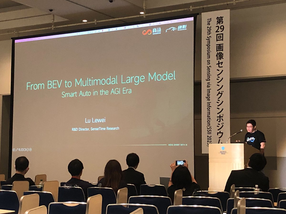 SensetimeJ's tweet photo. 弊社のリサーチャーLewei LUがスポンサーセミナーで講演を行いました。
CVPR2023 Award Candidate の内容を中心に英語でのプレゼンでした。自律走行におけるディープラーニングの最新技術成果をご紹介しました。 https://t.co/L3HB2OsCse