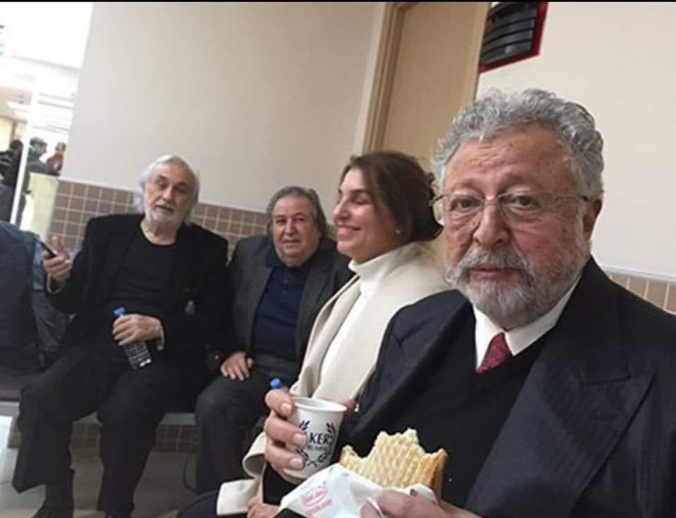 'Metin Akpınar;
Sn Kemal Kılıçdaroğlu istifa eder ya da etmez ben o'na karışmam. Sadece şunu belirtmek istiyorum. Kemal Kılıçdaroğlu'na"istifa et" söyleminde bulunan yazar-çizerler, 20 yılda Ülke'yi 100 yıl geriye götüren şahısa, Bir kere bile "istifa et" demediler.