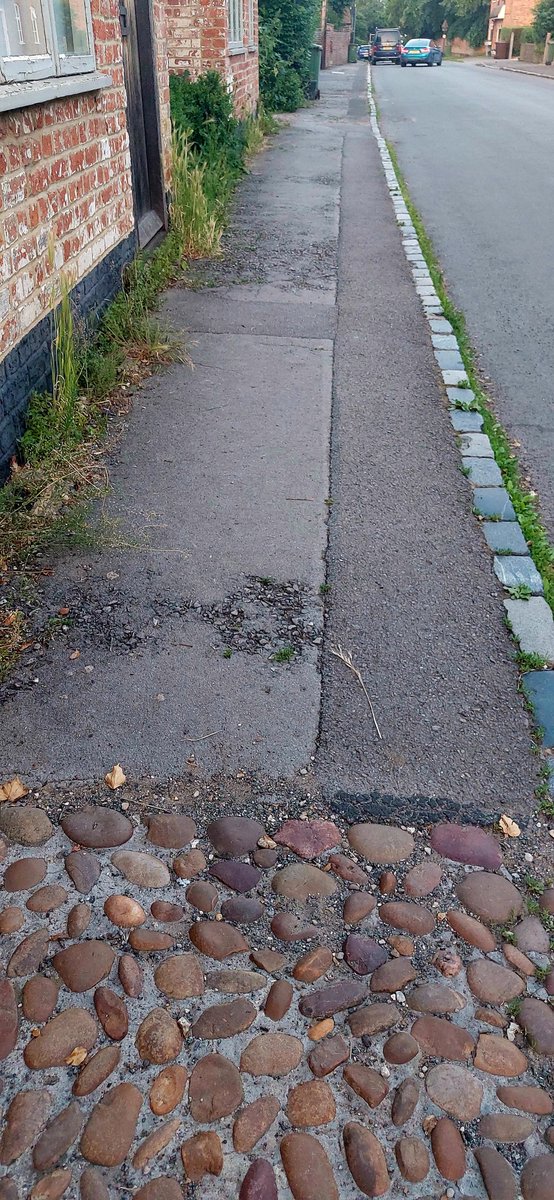 Enjoyed a really fasinating talk in North Moreton by <a href="/artefactual_KW/">Dr Katy Whitaker has left X</a> last night on Sarsen stones. Walked back through South Moreton &amp; photographed these beauties as well as some lovely pebble cobbles by a house entrance. Learning about our geology is inspiring.