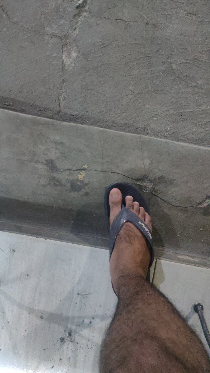 Rama2541's tweet photo. Sendal jepit everywhere https://t.co/mqDQFqSg7n