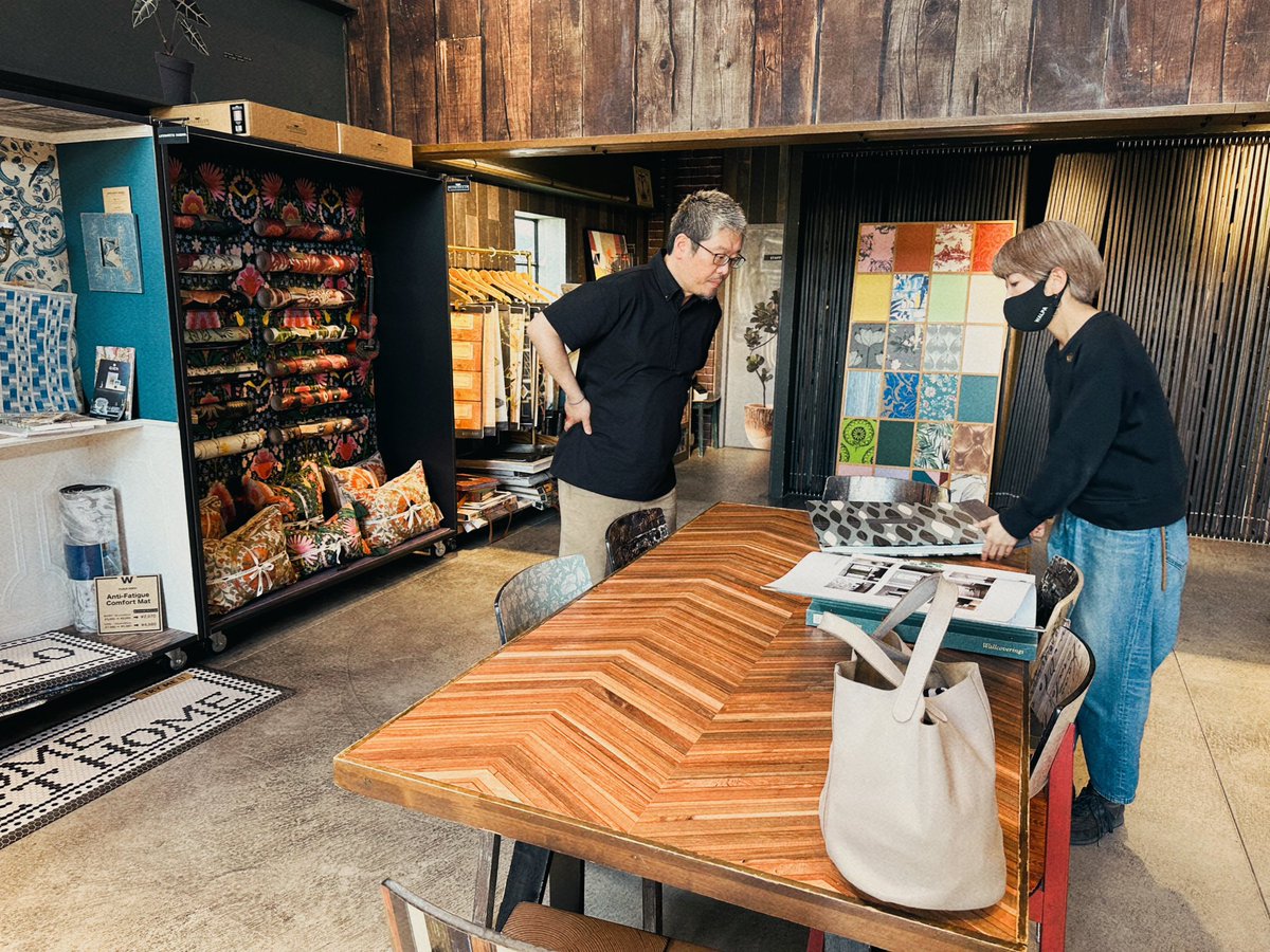 at_reform's tweet photo. 先日、クロスを探しに輸入壁紙専門店の #WALPA 大阪店へ。

工務店を継ぐ前に、内装の修行をさせてもらってました。そんなこともあり色々と刺激的な壁紙を前に夢中になって選んでしまいましたがお目当ての壁紙は残念ながら人気だったのかSoldout・・・😞 https://t.co/foZxuQpWty