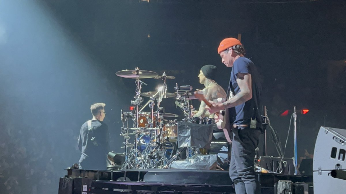 IfYouSeeKay_22's tweet photo. @markhoppus @tomdelonge @travisbarker thank you for an AMAZING show!! 💗🤗 took me back to my 16 y.o. self, and it was fucking epic!! 🤘🏼first actual Blink show!!🤘🏼 https://t.co/KXopjWrUzp