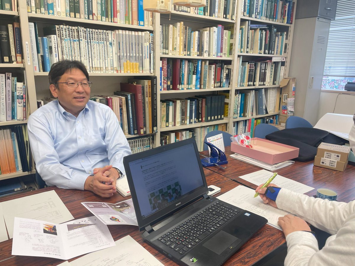 like_hokudai's tweet photo. 北海道では近年、市街地でもヒグマの目撃情報が相次ぎ、人的被害も発生するなど大きな問題となっています。今回はヒグマを保護しつつ、管理するという難題に取り組む坪田敏男さん（北大獣医学研究院 ）にお話をうかがいます。https://t.co/lMCdLxNDw0 #like_hokudai #ヒグマ #北大 #くま #熊 #SC129 https://t.co/Uh6EzU3wXQ