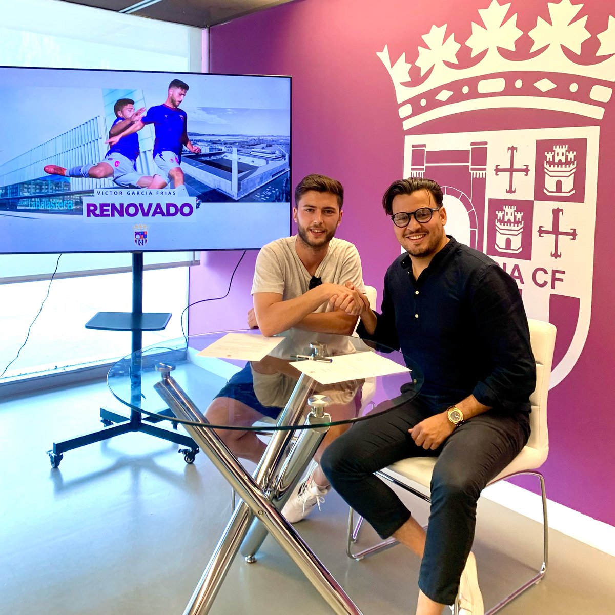 VITI| CENTROCAMPISTA 

🗣 “Afrontó mi tercera temporada en el club con más ilusión que nunca, volver a jugar en la Nueva Balastera es todo un privilegio”

Una ciudad, una pasión, un escudo, un sentimiento 

#palenciacf