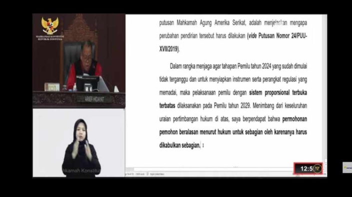 LitongSai's tweet photo. Penantian Hari Rabu dan Kamis Hasil Putusan Mahkamah Konstitusi tentang Sistem Pemilu Terbuka atau Tertutup?!

Hasilnya : Sistem Proporsional Terbuka Terbatas???? 

Ini tolong diterjemahkan, Proposional Terbuka Terbatas itu yang bagaimana? 

Syarat dan Ketentuan Berlaku.!!! https://t.co/1Kga9wRZm9