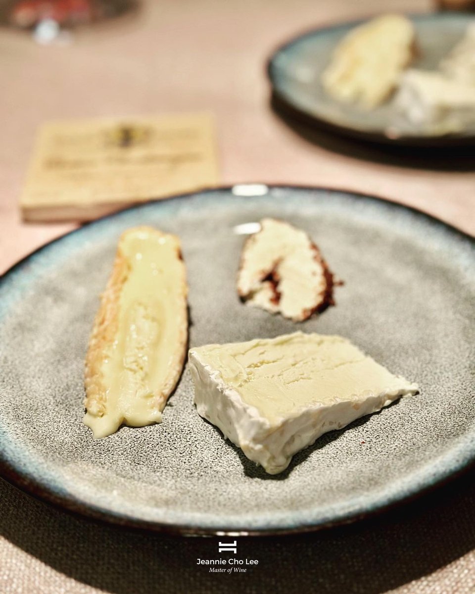 JeannieChoLee's tweet photo. As usual, a fabulous meal at Le Bénaton with a lovely selection of Burgundy wines!
#chambollemusigny #premiercru #closdevougeot #grandcru #pulignymontrachet #bourgogne #burgundy #wine #winetime #winetasting #winelover #masterofwine #winelife #wineoclock #wineoftheday https://t.co/Zz3J7eMAy9