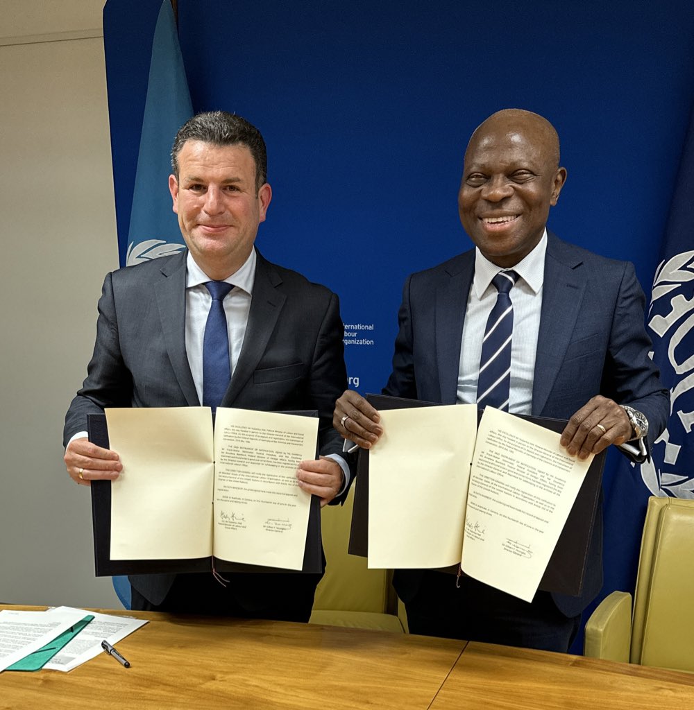 BMAS_Bund's tweet photo. 💪🙌 Meilenstein für #Arbeitsschutz: BM @hubertus_heil hat bei der @ilo in Genf die Ratifizierungsurkunde des ILO-Übereinkommens 190 zur Beseitigung von Gewalt und Belästigung in der Arbeitswelt an den ILO-Generaldirektor Gilbert F. Houngbo übergeben. https://t.co/mwWvU6bne0 https://t.co/zrAcmZxCbd