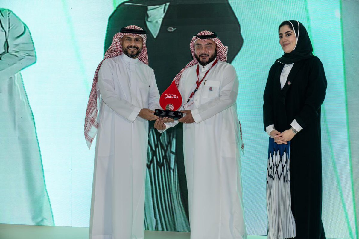 سعدت بتكريم عددٍ من الرواد المتبرعين بالدم منهم من تبرع بأكثر من (200) مرة، ونثمن دورهم الإنساني والنبيل في إنقاذ حياة المرضى.
وأشكر الجمعيات الخيرية الداعمة لحملات التبرع بالدم.
#اليوم_العالمي_للمتبرعين_بالدم.