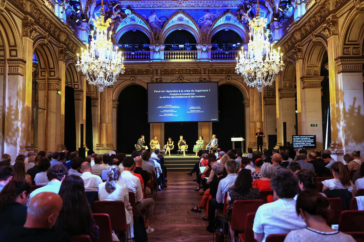 stephanejobert's tweet photo. 🎤Soirée conférence sur le logement parisien, hier soir, à l’hôtel de ville de @Paris @Anne_Hidalgo @IanBrossat #PlanLogement https://t.co/HXVyvqnKHc