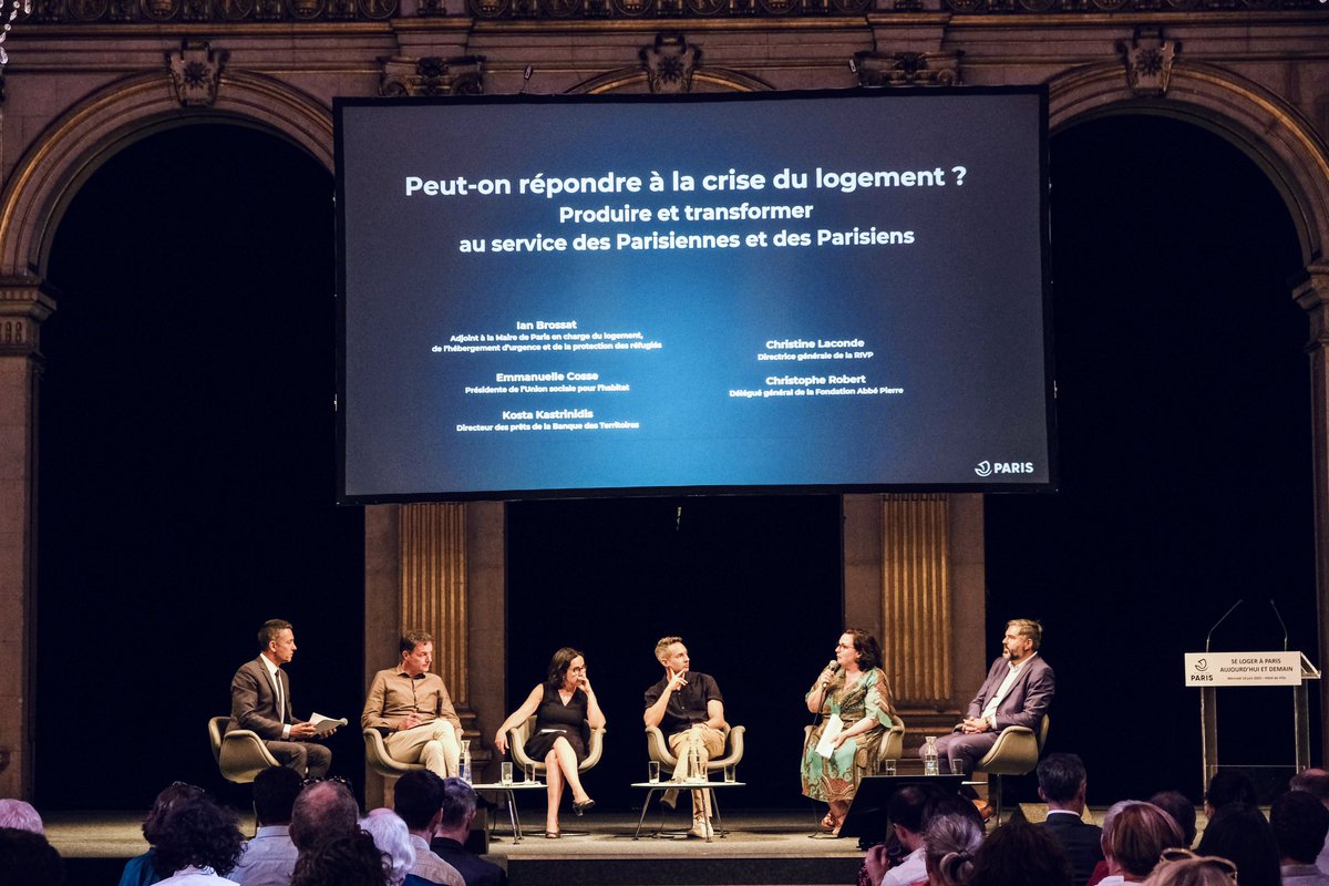 stephanejobert's tweet photo. 🎤Soirée conférence sur le logement parisien, hier soir, à l’hôtel de ville de @Paris @Anne_Hidalgo @IanBrossat #PlanLogement https://t.co/HXVyvqnKHc