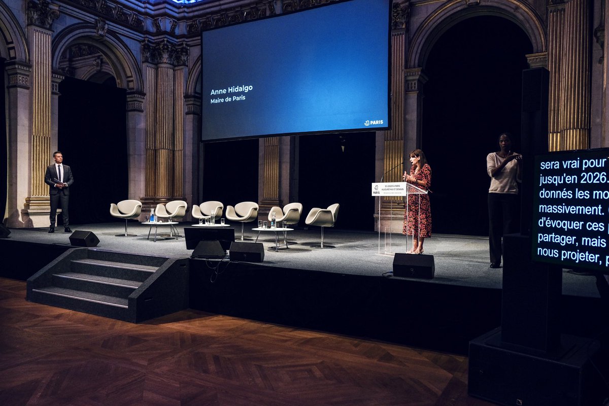 stephanejobert's tweet photo. 🎤Soirée conférence sur le logement parisien, hier soir, à l’hôtel de ville de @Paris @Anne_Hidalgo @IanBrossat #PlanLogement https://t.co/HXVyvqnKHc