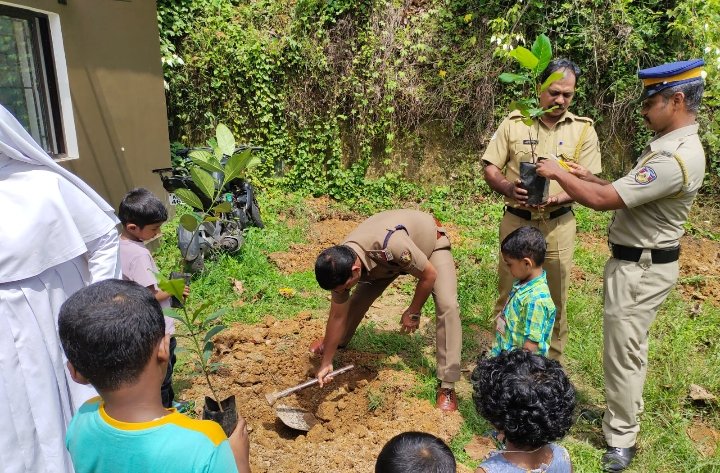 Janamaithri's tweet photo. എറണാകുളം റൂറൽ ജില്ലയിൽ  പരിസ്ഥിതി ദിനത്തോടനുബന്ധിച്ച്  ഊന്നുകൽ ലിറ്റിൽ ഫ്ലവർ സ്കൂൾ കുട്ടികളും ഊന്നുകൽ ജനമൈത്രി പോലീസും മധുരവനം പദ്ധതിയുടെ ഭാഗമായി പോലിസ് സ്റ്റേഷൻ പരിസരത്ത് ഫല വൃക്ഷ തൈകൾ നട്ടു. https://t.co/h0SzUto2wh