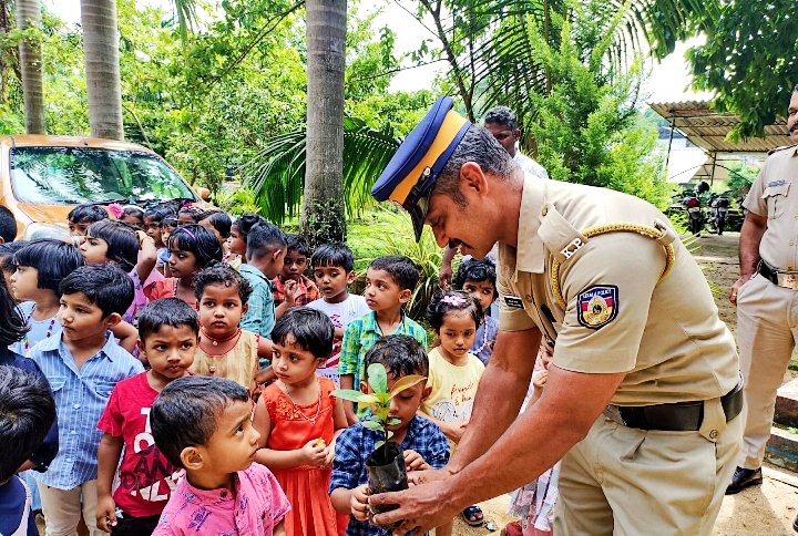 Janamaithri's tweet photo. എറണാകുളം റൂറൽ ജില്ലയിൽ  പരിസ്ഥിതി ദിനത്തോടനുബന്ധിച്ച്  ഊന്നുകൽ ലിറ്റിൽ ഫ്ലവർ സ്കൂൾ കുട്ടികളും ഊന്നുകൽ ജനമൈത്രി പോലീസും മധുരവനം പദ്ധതിയുടെ ഭാഗമായി പോലിസ് സ്റ്റേഷൻ പരിസരത്ത് ഫല വൃക്ഷ തൈകൾ നട്ടു. https://t.co/h0SzUto2wh