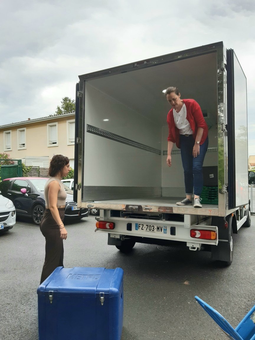 ApafedO's tweet photo. Un duo au top pour organiser l'alimentation de  l’ensemble des femmes et enfants du CHRS Flora Tristan et cela grâce à la @BA_Bordeaux33  

#alimentation #Luttecontrelesviolencesconjugales #banquealimentaire https://t.co/pZiZIS570B