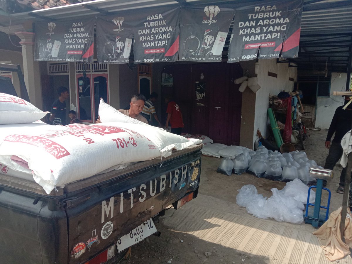 dediichtiarso's tweet photo. Kamis, 15 Juni 2023 Anjangsana di Wilker Desa Pamulihan Kecamatan Larangan Kabupaten Brebes pembagian bantuan masyarakat miskin ekstrim untuk berbudidaya perikanan ikan lele @30 orang penerima semoga bermanfaat 
#GiatLuhkanSatminkalTegal
#Luhlapor
#BRSDMKP https://t.co/pvMonsLw2t