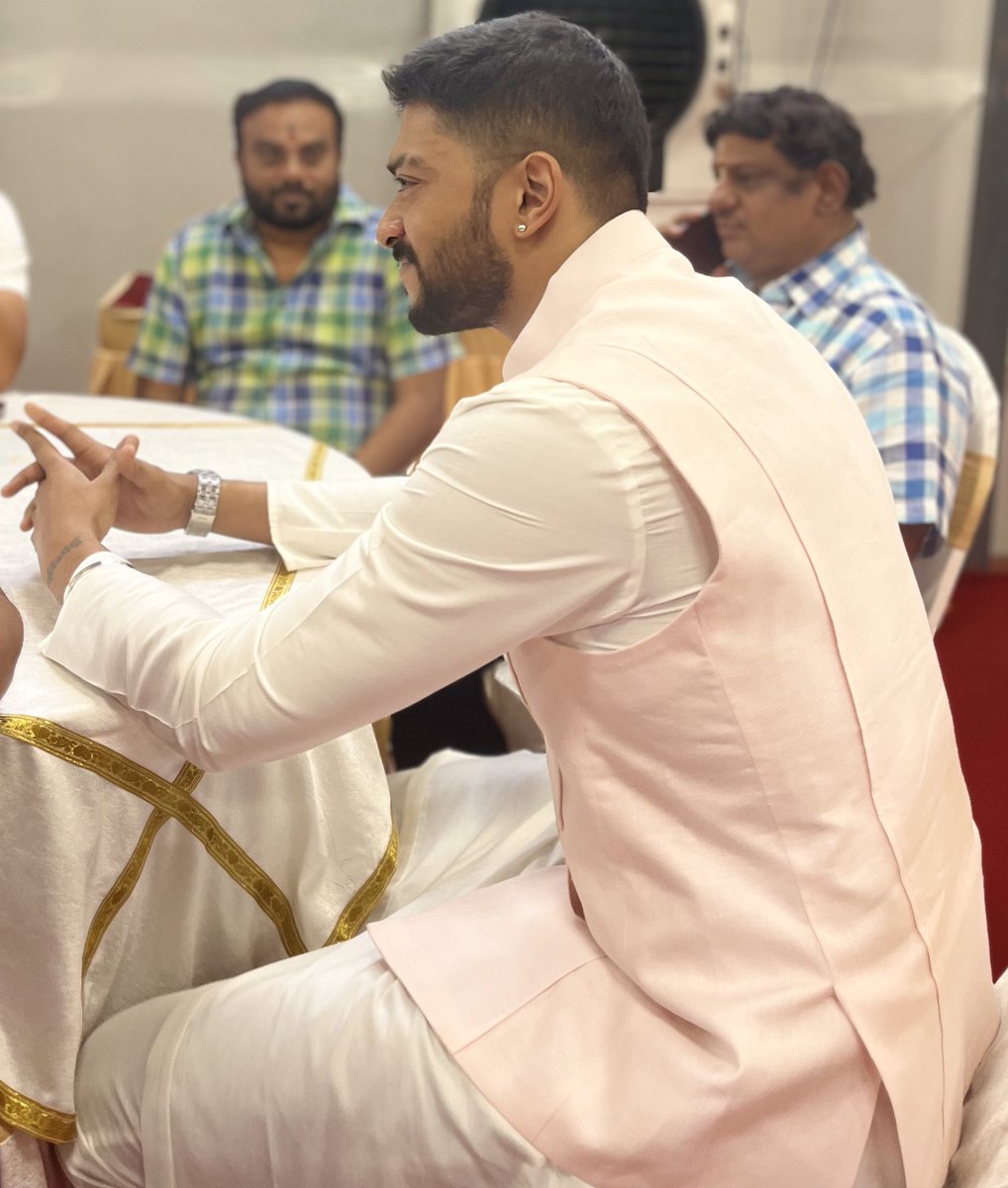 KicchafansKKSFA's tweet photo. #JrKichcha @sanchithsanjeev spotted in #Muhurtha of @SupriyanviPicS and @kp_sreekanth production presents #Sanchith01 

Best wishes to you brother! Welcome to #KannadaFilmIndustry 

@KicchaSudeep #Kiccha46 @iampriya06 https://t.co/jnMmqw1sNO