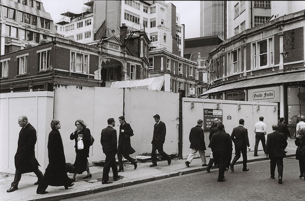 Figures in the city no. 21
Lime Street, London, 2002
Silver gelatin print
#London #City #streetphotography #figures #pedestrians #commuters #officeworkers #walking #blackandwhitephotography #monochrome #analogue #film #bnw #urbanlandscape #cityscape #LeadenhallMarket #urban