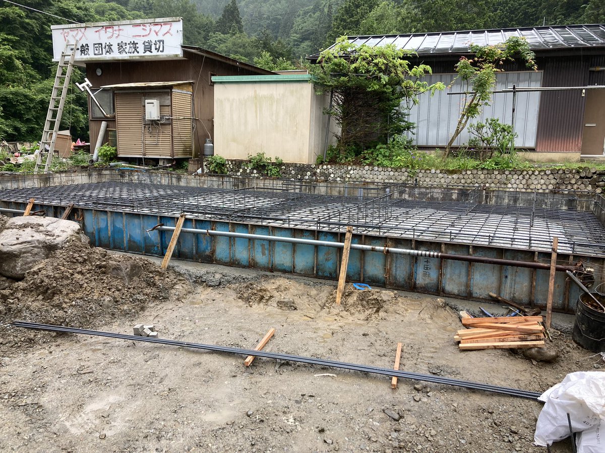 また、山梨県は、午後から雨。朝７時から、基礎の鉄筋屋が、神奈川県足柄上郡から夫婦できて、昼メシ食べずに、配筋組んで、１３時に帰った。2時間半下道で帰るそうだ。お疲れ様でした。センターハウスの基礎が、段々で来てくると、実感湧くな。明日は、ベースコンの作業だ