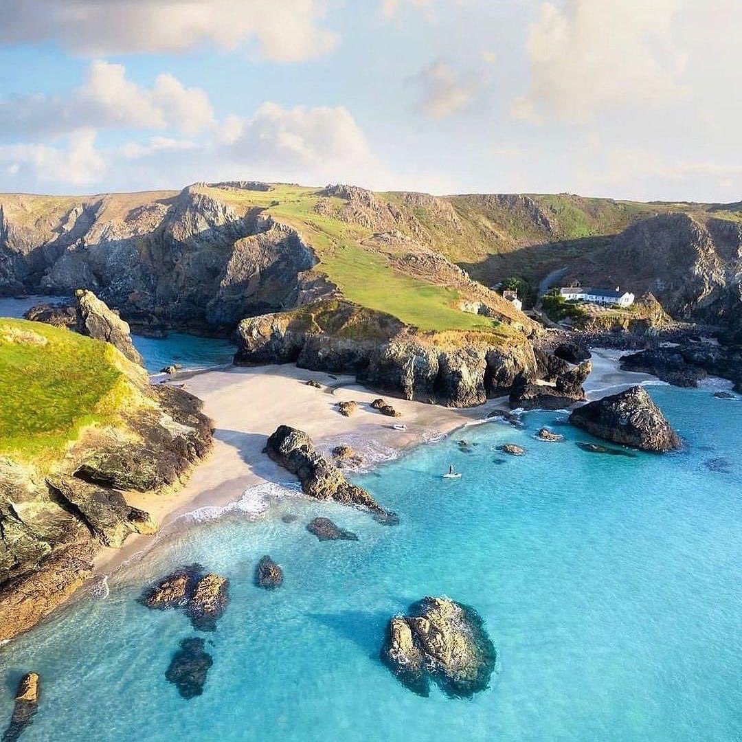 Beautiful #Kynance Cove on the Lizard Peninsula in #Cornwall used for the fishing scene in #Poldark series 2 For a detailed description of this beach including up to date weather and tide forecasts visit freemapsofcornwall.co.uk/our-directory/… Thanks to @worldwidefeverdream for the great photo