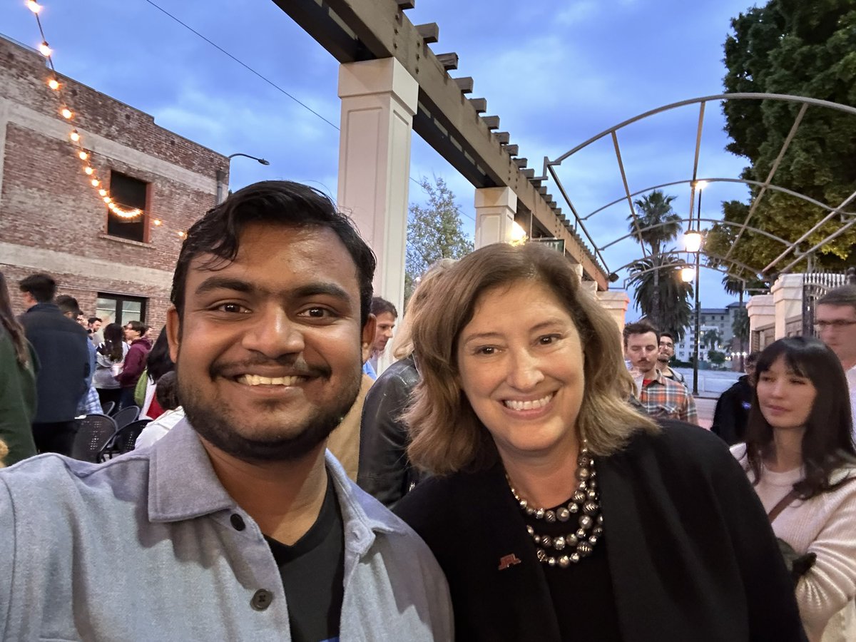 I met @LaurieofMars at the @CaltechAstro #AstronomyonTap event. 

Thanks for the amazing talk about the sample return mission! Hope we detect signatures of life 🤞🏼soon.