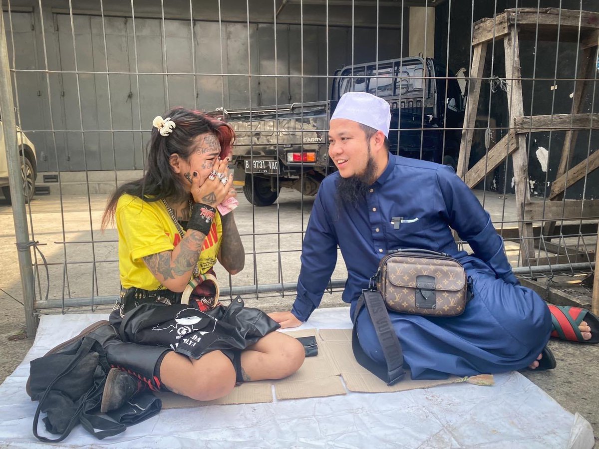 Ebitlew_'s tweet photo. Rezeki bertemu Mondy ibu tunggal 21 tahun di Jakarta yang menyara  anak kecil 4 tahun seorang diri.  Wajahnya penuh tatoo termasuk dalam matanya penuh tatoo. Cantik dan baik adik ni. Kehidupan anak punk jalanan. Dari kecil hidup susah dan dijalanan. https://t.co/hGyOS8etW6