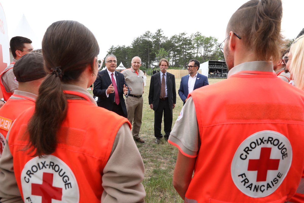 Quelques jours seulement après la signature de notre partenariat stratégique @CroixRouge @Groupe_VYV, quel bel exemple de notre complémentarité au service de la #solidarité et de l'entraide👇!

Souvenirs de la rencontre avec les équipes bénévoles @CroixRouge…