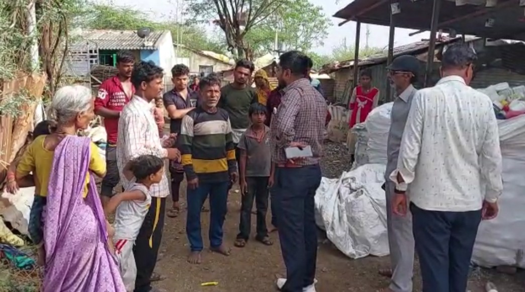 MBRamaniTCM's tweet photo. સંભવિત વાવાઝોડા અંગે વડીયા ગ્રા.પં.તલાટી મંત્રી દ્વારા ઝૂંપડપટ્ટી વિસ્તાર તેમજ કાચા-જર્જરિત મકાનમાં રહેતા લોકોને સ્થળ પર જઇને સંભવિત વાવાઝોડા અંગે જરૂરી માહિતી આપવામાં આવી અને  સુરગવાળા હાઈસ્કૂલ માં આશ્રય સ્થાન લઇ લેવા અંગે જરૂરી સૂચના આપવામાં આવી @ddoamreli @CollectorAmr https://t.co/tGCNz0CRfH