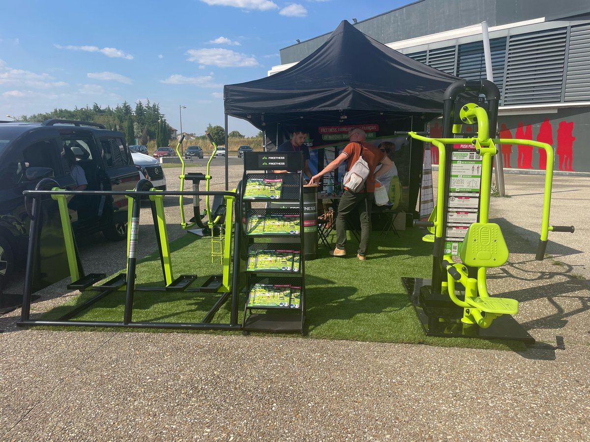 SalonAchatP's tweet photo. Le salon ouvre ses portes. Bienvenue 🤗 ! 

🏃🏽‍♀️Démarrez votre visite dès l’extérieur du salon, avec déjà une proposition de solutions 👉🏼 véhicules ou encore équipements sportifs 👀👍🏼 https://t.co/3v2dpyFrO5