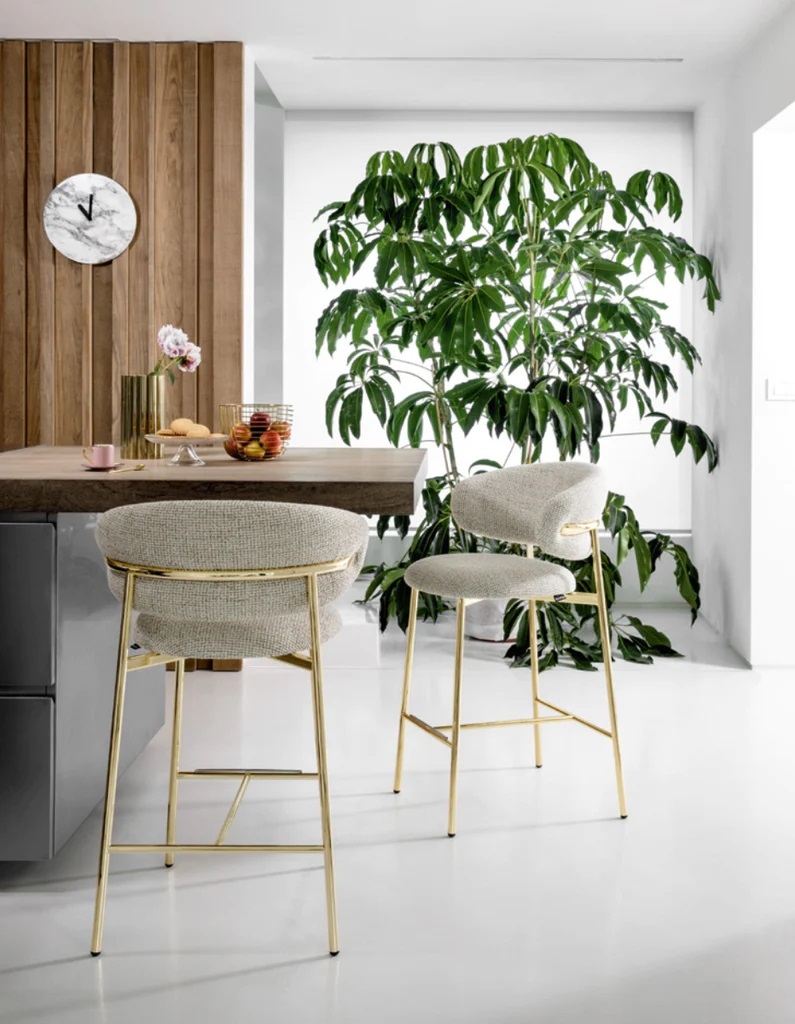 StudioYVictoria's tweet image. Calligaris's Oleandro Stool is perfect for residential spaces with its contemporary soft shapes and linear frame. This chair style comes in a variety of leg materials and covering options. #calligaris #counterstool #livingwell #kitchen #counter #stool 
 l8r.it/56oF