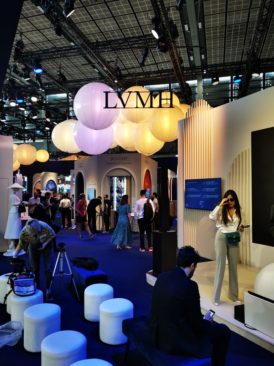 ChanPerco's tweet photo. Jour 2️⃣ à #Vivatech : un petit florilège des plus jolis stands avant que la foule n'arrive 😊 https://t.co/IzDGUMsOm1