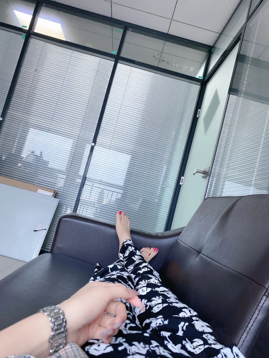 eledeeeeer's tweet photo. 虽然领导有点小油腻，但是在他办公室摸鱼，用小jiojio蹭他常坐的位置，还是有点小快感呀！不知道他回来以后会不会发现🙄 https://t.co/wupStXJ0A6
