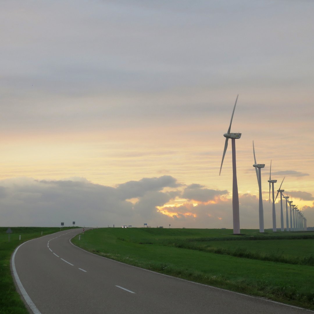 Dive into the 🌏 of #renewableenergy permitting!

Our publication uncovers how 🇪🇺 countries are simplifying the process, speeding up the clean #energytransition.

Read now 👉 europa.eu/!qDKQYJ