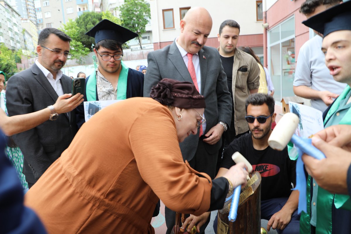 _ferhat_ozturk's tweet photo. Çamlıca Vakfı Özel Eğitim Uygulama Okulumuzun, Mezun olan öğrencilerimizi coşkuyla kutladığımız "Geleneksel Mezuniyet Şöleni"  programıyla uğurladık.
Okul Müdürümüz Zuhal Yenici'ye, meslektaşlarıma, özel öğrencilerime ve emeği geçen  herkese teşekkür ederim. https://t.co/DxgqgIegaB