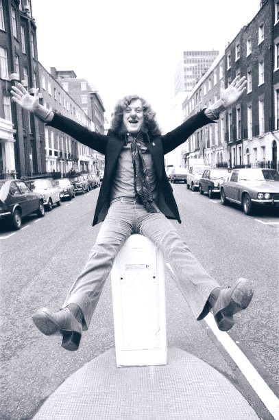 Happy Birthday to Slade Legend Noddy Holder, seen here sitting on a traffic bollard with a red nose on with a Jensen in the background (LOVE THIS PIC!) wonder who's it was? Hope to chat to him about his cars over the years, Happy Birthday Nod..pls RT