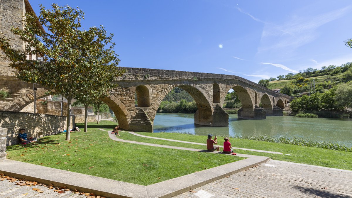 VisitNavarra's tweet photo. 📌 10 MEJOR LUGARES QUE VER EN NAVARRA.

1. Palacio Real de Olite.
2. Ujué (Iglesia de Santa María).
3. Bardenas Reales.
4. Nacedero del Urederra.
5. Ochagavía.
6. Pamplona.
7. Castillo de Javier.
8. Foz de Arbayún.
9. Monasterio de Leyre.
10. Puente La Reina. https://t.co/jrbCdgmQE5