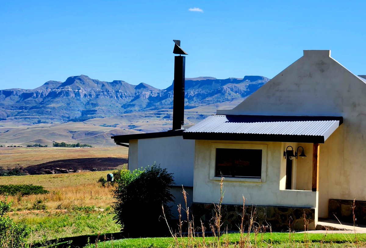 berghouse's tweet photo. Mountain cabin with uninterrupted views of the Drakensberg mountains sound appealing to to you? How about great food in front of your own private log fire π₯
.
https://t.co/vKpEFMY0fw
#drakensbergmountains #accommodation #cottages #Mountainview #logfires #landscapephotography https://t.co/wDdlm09bal