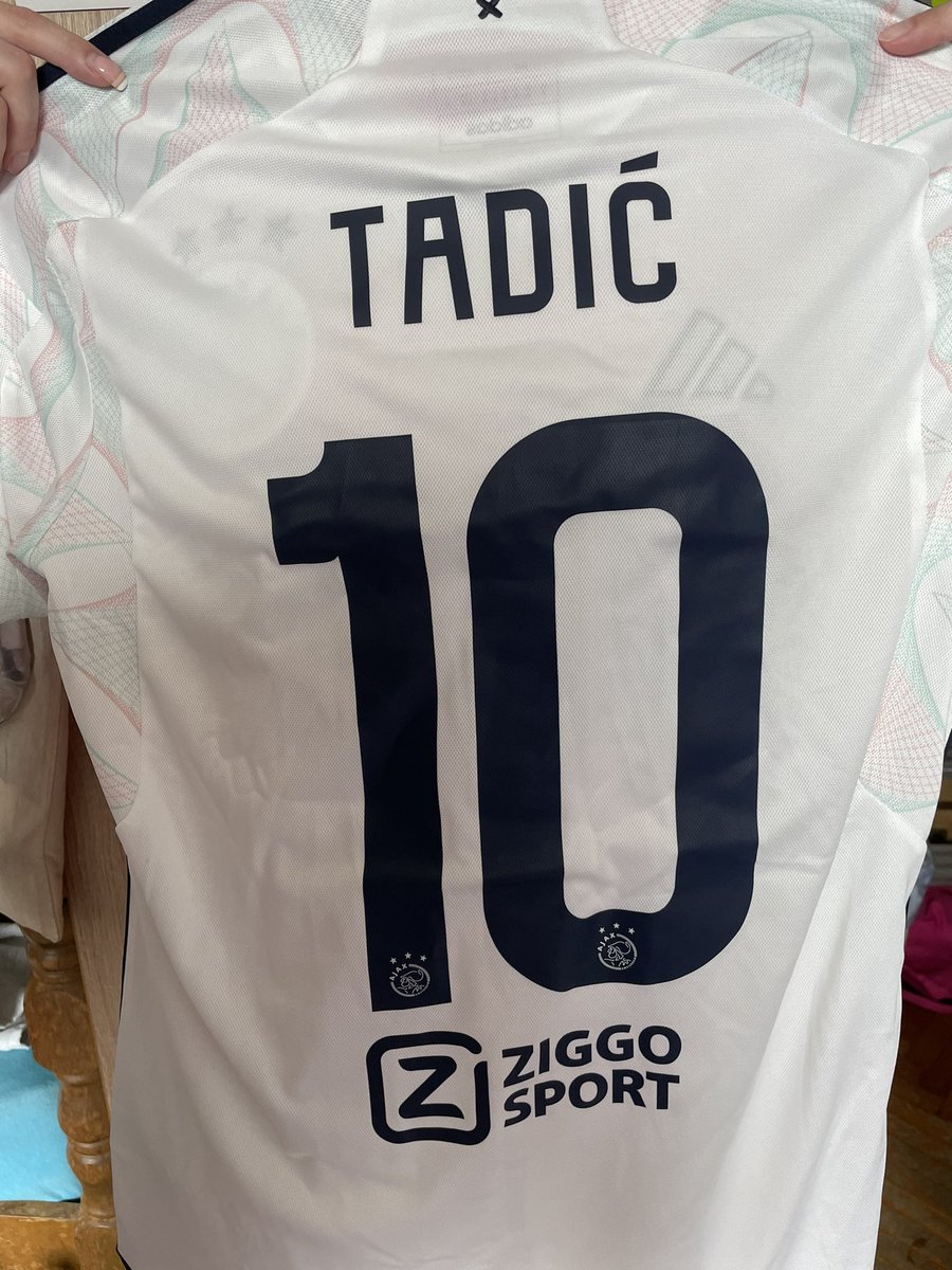 maja_nbg's tweet photo. Ono kad ti sestra radi na aerodromu i sretne Tadića 😍🙈 i dobije novi dres @AFCAjax Kakvo iznenadjenje za dobro jutro ❤️😍🥰 @DT10_Official Hvala ti puno ❤️ https://t.co/edlwQ1YbQc