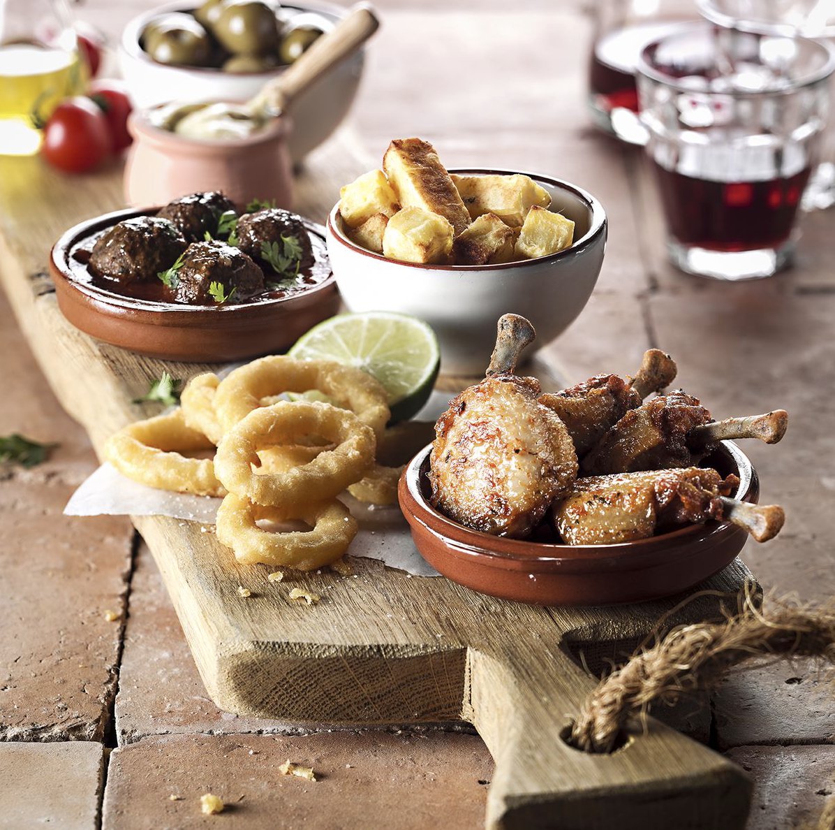 Tapas_Club's tweet photo. Vandaag is het Wereld Tapas Dag! Oftewel Día Mundial de la Tapa! 😍🇪🇸

Een dag die in het teken staat van heerlijke tapas 😋. Met ons brede assortiment aan heerlijke tapas, zorgen we ervoor dat je deze dag in stijl kunt vieren. https://t.co/TKRHgmiri7