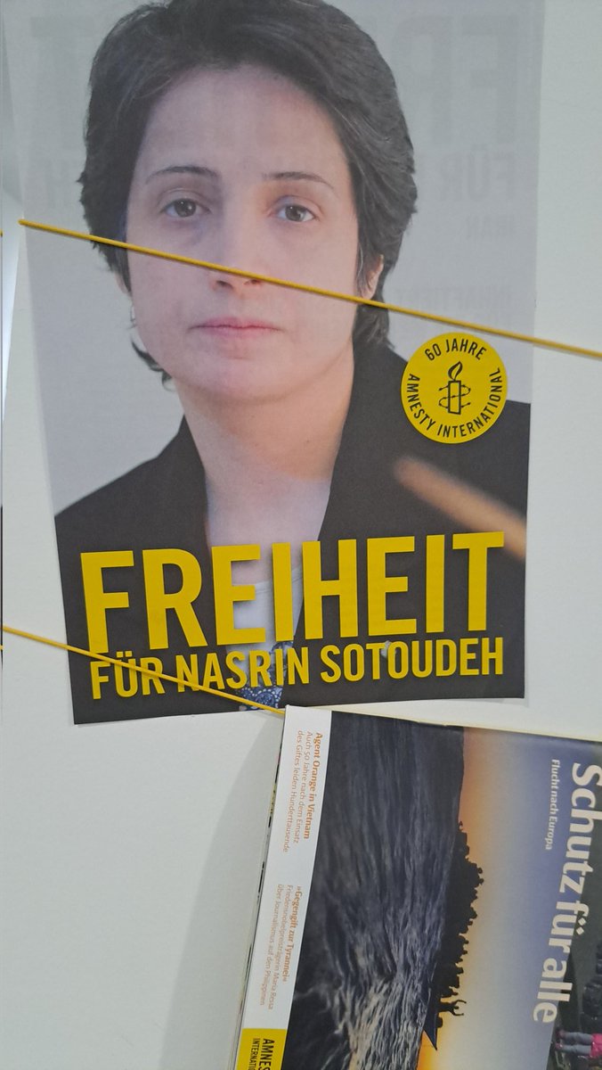 Wenn ich morgens ins Büro gehe, ist das erste Gesicht, das ich sehe, das von #NasrinSotoudeh ❤️ Wer Nasrin nicht kennt: Sie ist DIE Menschenrechtlerin in Iran. Anwältin, Journalistin, Kämpferin 🙏 Sie wurde zu insg 38 Jahren Haft und 148 Peitschenhieben verurteilt.
