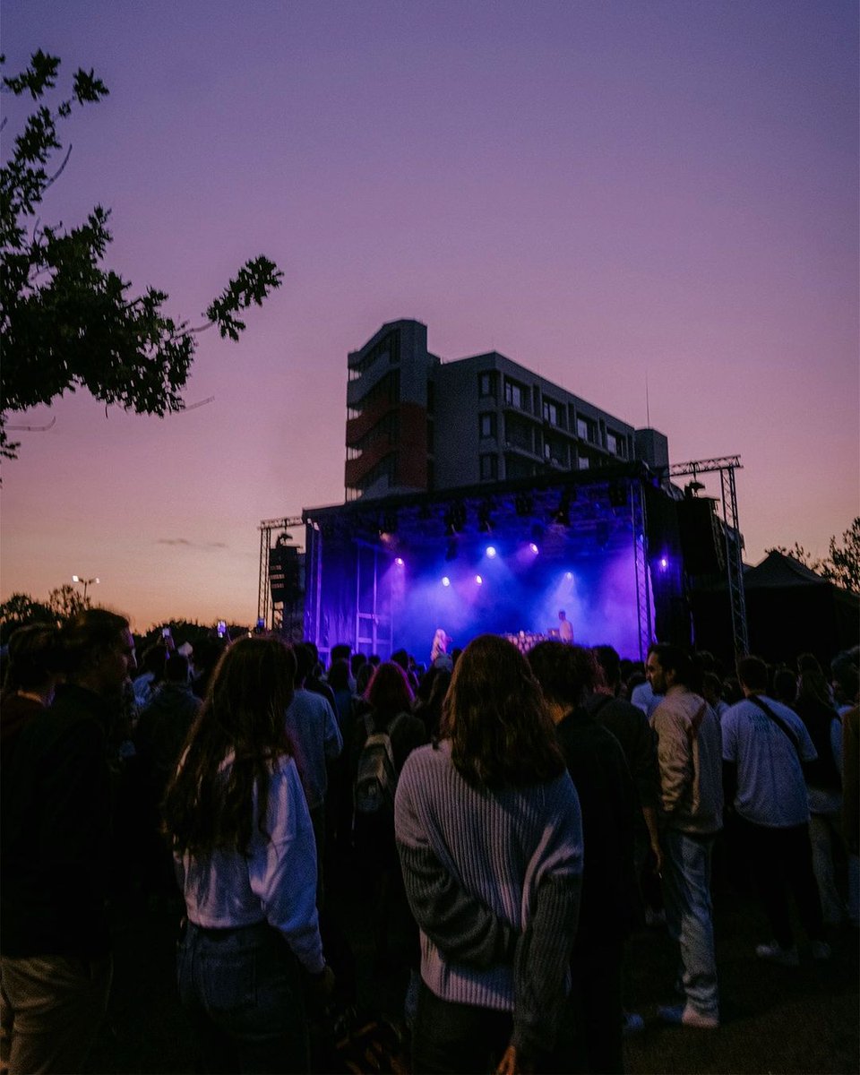 🤩 Heute und morgen: #Sommerkult Campusfestival 2023! 
Ideale Wetteraussichten für das Open Air! Ab 17 Uhr erwarten euch Livebands, Foodtrucks, Getränke und weitere Aktionen auf Parkplatz P2 hinter der ULB.
Kommt rum! Eintritt kostenlos!
Alle Infos: sommerkult.de