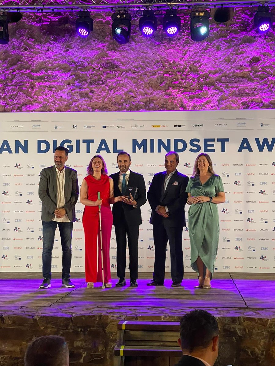 aemprende's tweet photo. 🎖️Nuestra directora @rosasiles, asistió a European Digital Mindset Awards #DES2023 que reconocen proyectos e iniciativas en #TransformacionDigital.

💫 ENHORABUENA @alecostajimenez @ExxitaBCircular y @vcarcedo @Fundacion_ONCE, 🏆 Premio Mejor Proyecto Digital a la Sostenibilidad. https://t.co/Im2qqsQU57