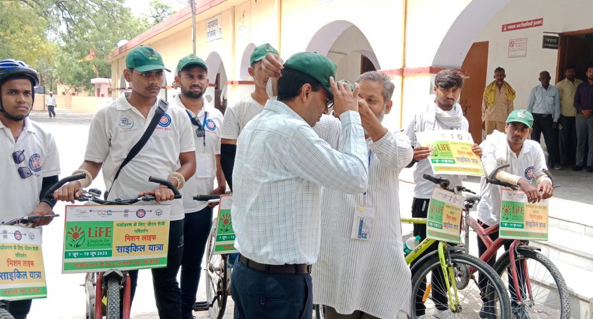 NssBhu's tweet photo. काशी हिंदू विश्वविद्यालय मालवीय भवन से शास्त्री भवन नई दिल्ली तक आयोजित "मिशन लाइफ साइकिल यात्रा" के एटा आगमन पर 
आज एटा के जिला अधिकारी श्री अंकित कुमार अग्रवाल द्वारा साइकिल यात्रियों का स्वागत  किया गया। @dmetah @Varanasi_DM @_NSSIndia @YASMinistry @NSSRDLucknow @bhupro https://t.co/L48UyQJUlD