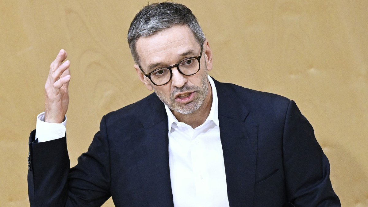 FPÖ-Chef Herbert Kickl kritisiert in einem „Offenen Brief“ die Beleuchtung des Parlaments in Regenbogenfarben. krone.at/3033512